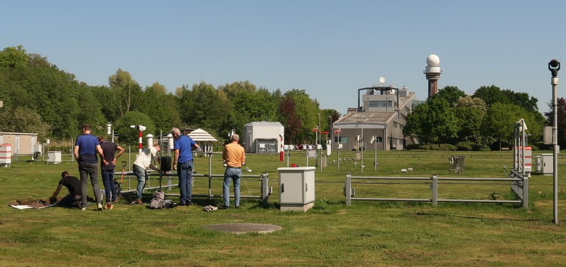 20250501 meetkastjes bij KNMI 01.jpg